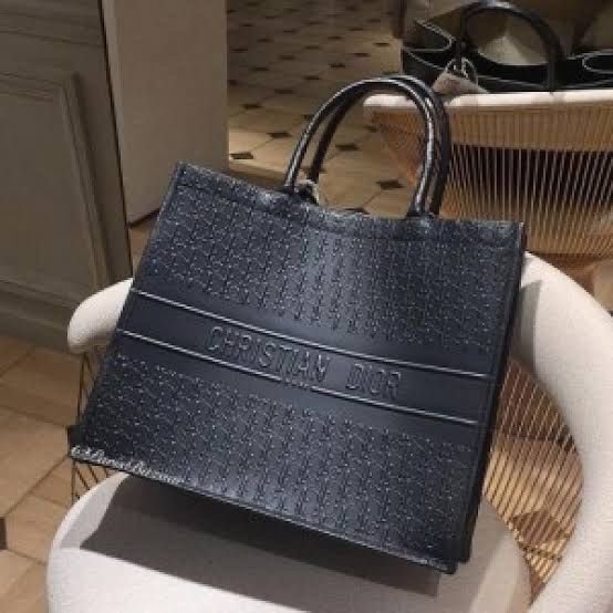 CHRISTIAN DIOR TOTE BAG WITH BOX EDDITION - Image 4
